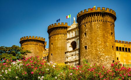 Majestátní královská rezidence ze 13. století – Castel Nuovo v Neapoli