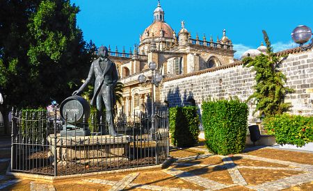 Katedrála Jerez de la Frontera a symbolická socha Tio Pepe