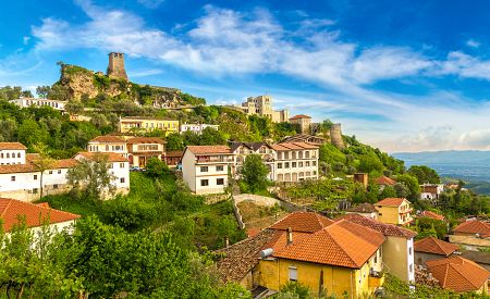 Pevnost s hradem se tyčí nad městem Kruja