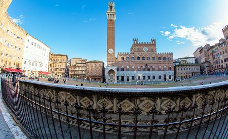 Vychutnejte si procházku po náměstí Piazza del Campo ve Sieně v adventním čase… Stojí to za to!