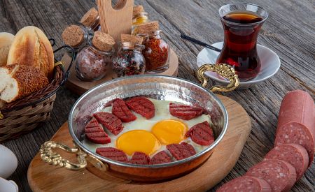 Oblíbená klobása sudžuk z tradiční turecké kuchyně… Ochutnejte!