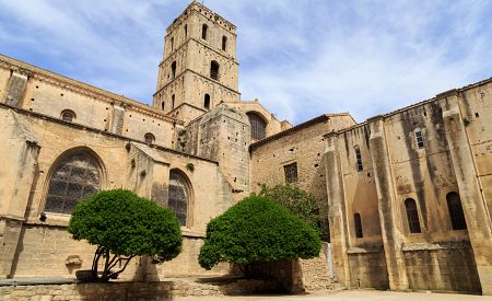 Působivá románská katedrála Saint-Trophime v Arles