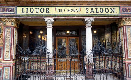 Crown Liquor Saloon – bývalý oblíbený podnik belfastské smetánky ve viktoriánském stylu