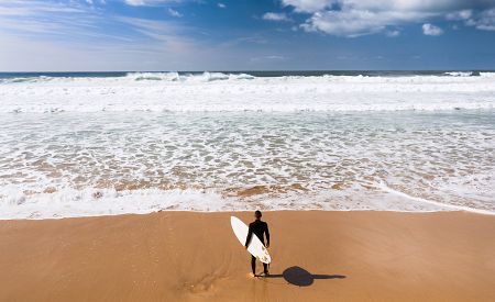 Vyzkoušejte surfování u pobřeží letoviska Costa da Caparica…