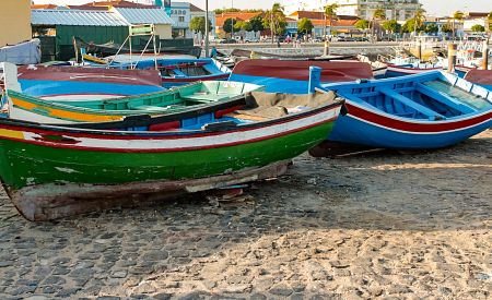 Tradiční malovaná rybářská loďka v přístavu v Setúbalu