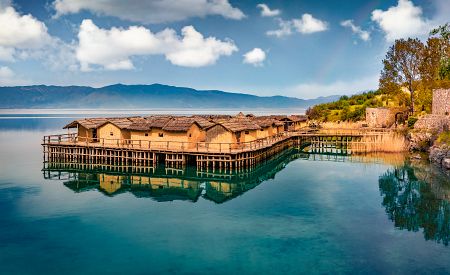 Pravěký skanzen nad vodní hladinou Ohridského jezera