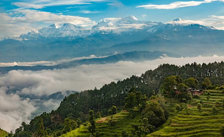 Panoramatický výhled na Himálaje z města Bandipur