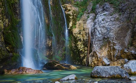 Průzračný vodopád v národním parku Thethi