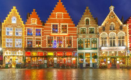 Vánočně vyzdobené a osvětlené náměstí Grote Markt v centru Brugg v Belgii