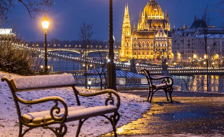 Pohled na zasněženou budovu parlament v Budapešti