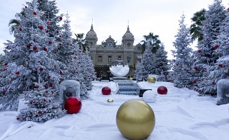 Nejznámější kasino v monacké čtvrti Monte Carlo v zimním čase