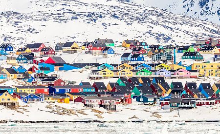 Městečko Ilulissat plné barevných domů