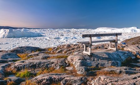 Lavička s úžasným výhledem na ledovcový fjord po cestě do osady Sermermiut
