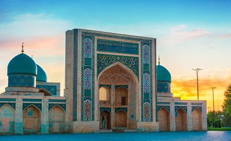 Navštivte mešitu Hazrat Imam, která ukrývá nejstarší korán na světě!