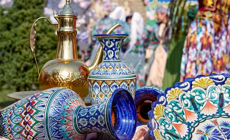 Nákupy tradičního zdobeného nádobí z Uzbekistánu…