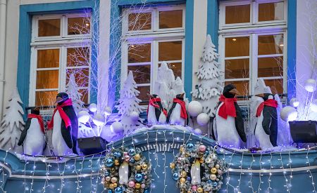 Pohádková výzdoba oken domů vánočního Štrasburku
