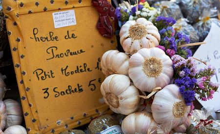 Voňavé trhy v Aix-en-Provence plné místních produktů…