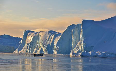 Půlnoční slunce měnící barvu ledových ker… Jedinečná podívaná při plavbě fjordem!