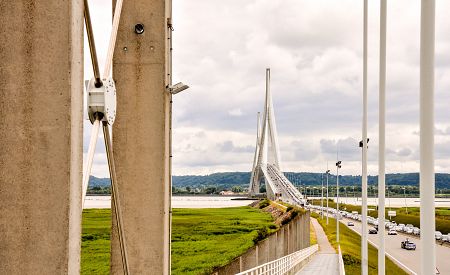 Pohled na ikonický most Pont de Normandie