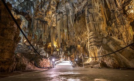Fascinující svět krápníků a magie podzemí v jeskyni Cueva de Nerja