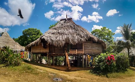 Tradiční dům ve vesnici kmene Emberá