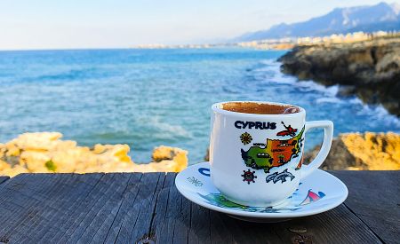 Pohoda na pobřeží Kyrenie s tureckou kávou… Vyzkoušíte?