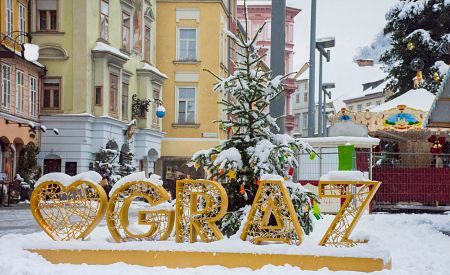 Ohromující vánoční dekorace na náměstí Hauptplatz v centru města Graz