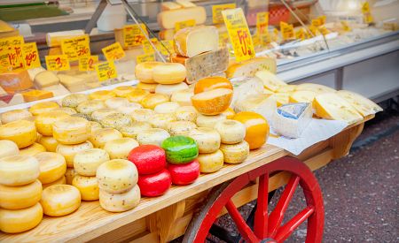 Sýrové pokušení na tržnici Albert Cuypmarkt v Amsterdamu