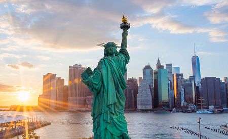 Socha Svobody na Liberty Island při západu slunce v americké metropoli New York