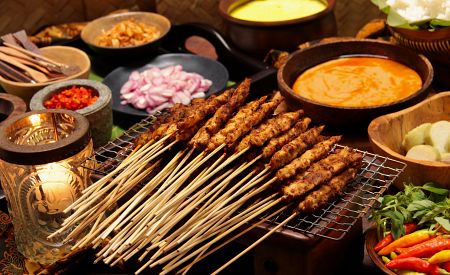 Sate – tradiční balijské jídlo. Připraveni vyzkoušet?