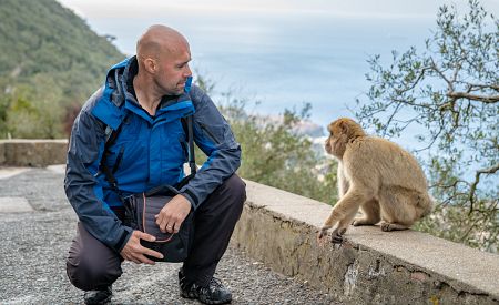 Pozorujte makaky ve volné přírodě na vrcholu skály v Gibraltaru…