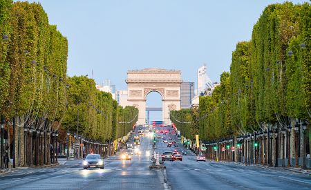 Majestátně stojící Vítězný oblouk na konci Champs-Élysées