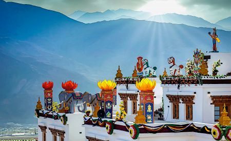 Barevné dekorace zdobící klášter Hemis v Ladakhu
