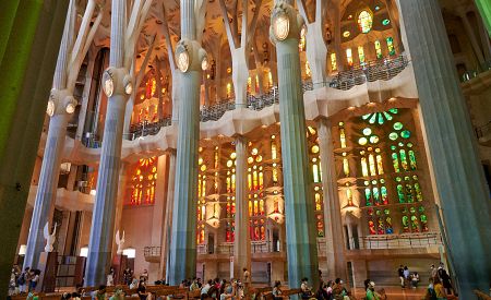 Neskutečná hra světel v chrámu Sagrada Familia