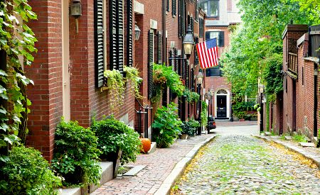 Půvabná historická ulička ve čtvrti Beacon Hill v Bostonu