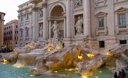 Impozantní fontána di Trevi v předvánočním čase