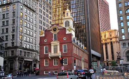 Historická budova Old State House uprostřed moderního Bostonu