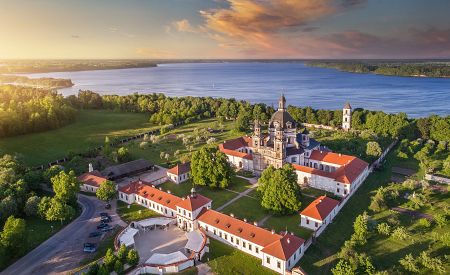 Úchvatný pohled na klášter Pažaislis