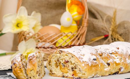 Tradiční nizozemský velikonoční chléb paasbrood s marcipánem, kandovaným či sušeným ovocem a ořechy. Vyzkoušíte?