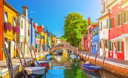 Malebné barevné uličky ostrova Burano s kamennými mosty