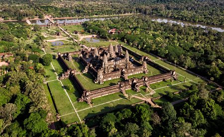 Pohled na největší a nejzachovalejší chrám Angkor Wat – národní symbol Kambodže