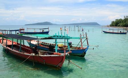 Tradiční khmerské dlouhé lodě na ostrově Koh Rong