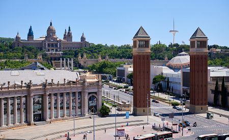 Pohled skrz Plaza Espaňa na Muzeum národního umění