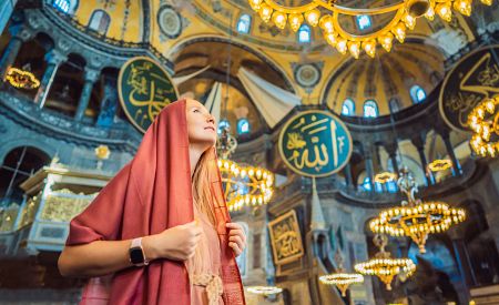 Nechte se uchvátit dechberoucím interiérem chrámu Hagia Sophia…