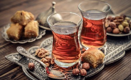 Popíjení tureckého čaje a ochutnávka sladkostí na Velkém Bazaru