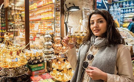 Tradiční popíjení tureckého čaje na Velkém bazaru
