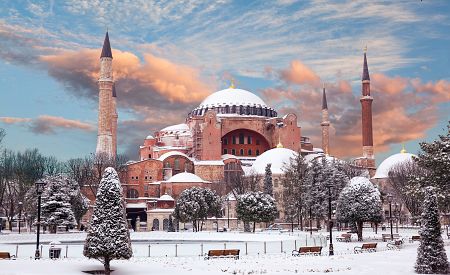 Nechte se okouzlit chrámem Hagia Sofia v zimním období.