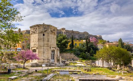 Římská agora a antická památka Věž větrů, která sloužila jako vodní a sluneční hodiny.