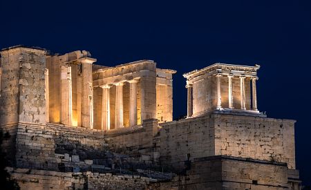 Krásně nasvícený vstup do Akropole
