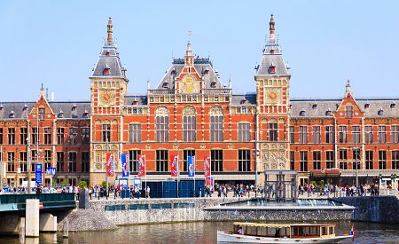 Výrazná budova Hlavního nádraží v Amsterdamu
